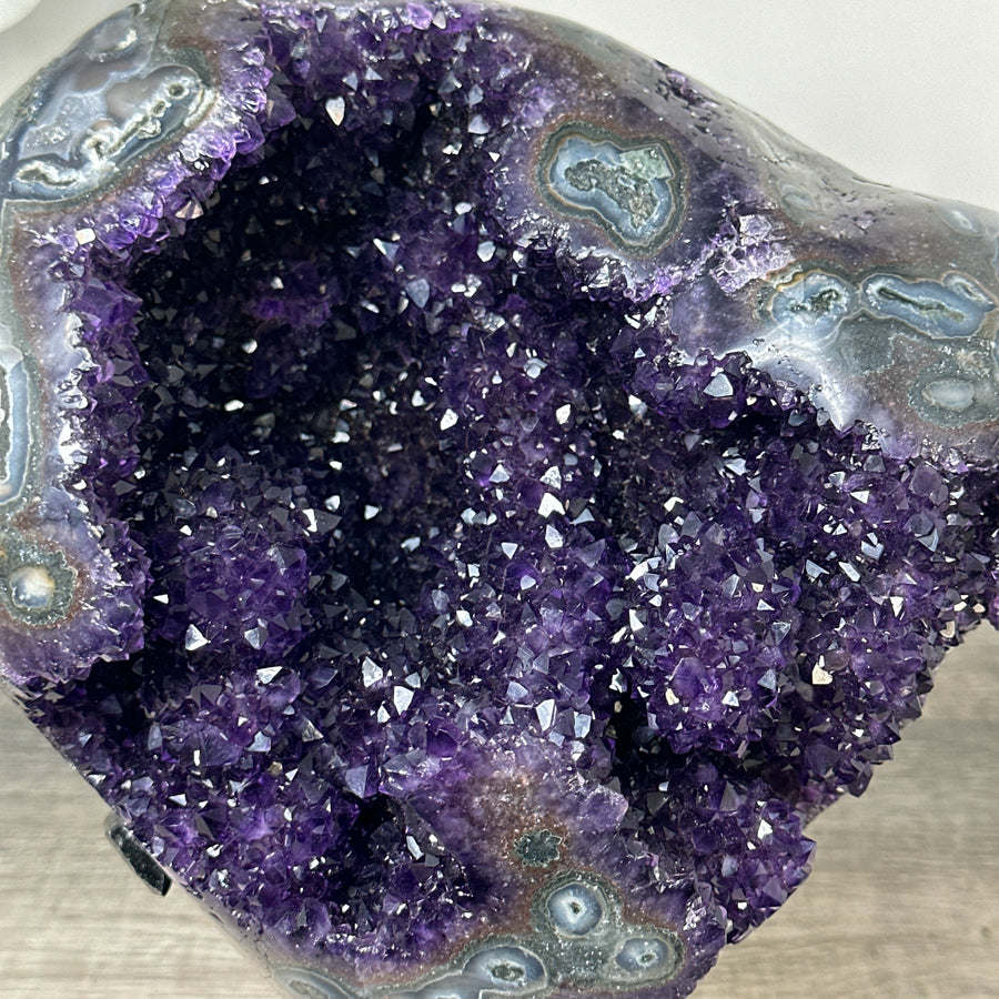 Amethyst-Geode mit außergewöhnlicher, tropfsteinartiger Innenarchitektur, in ausgewählter Spitzenqualität