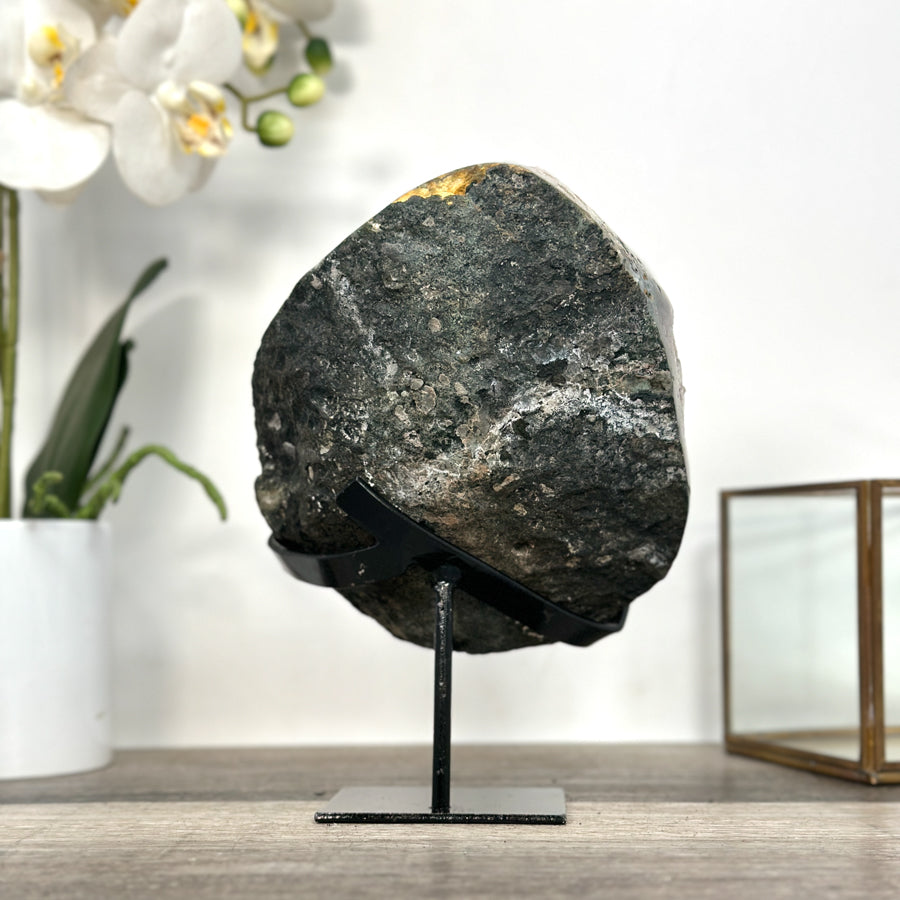 Amethyst-Kalzit-Kristallcluster mit vertikal gewachsener Tropfsteinbildung