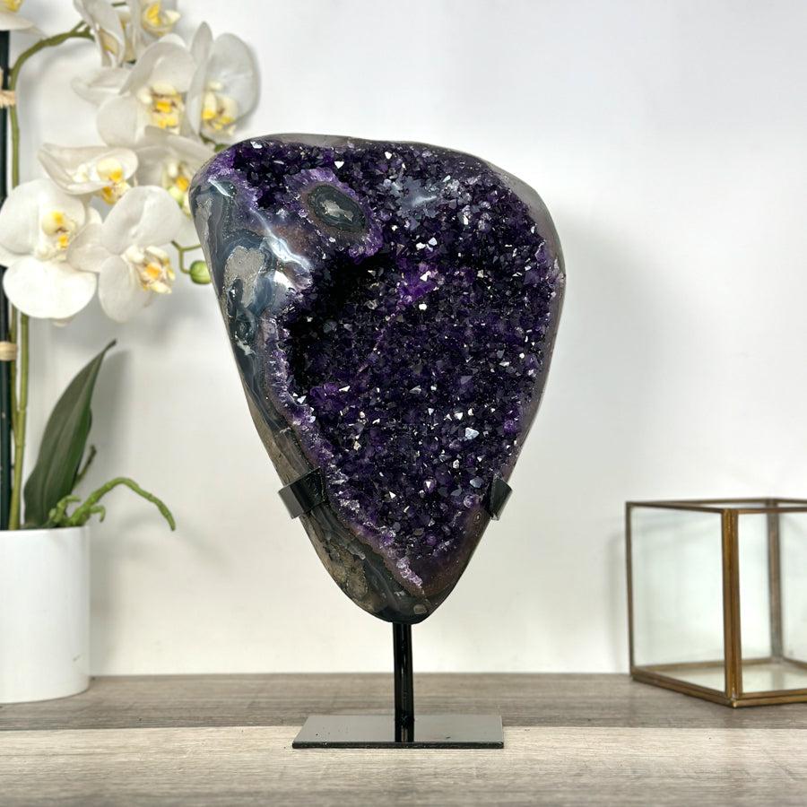 Amethyst-Geode mit intensiv violetter Kristallstruktur