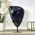 Amethyst-Geode mit intensiv violetter Kristallstruktur