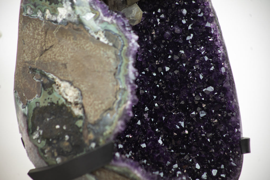 Amethyst-Geode groß mit markanter Kalzit-Einlagerung, in exklusiver Premiumqualität