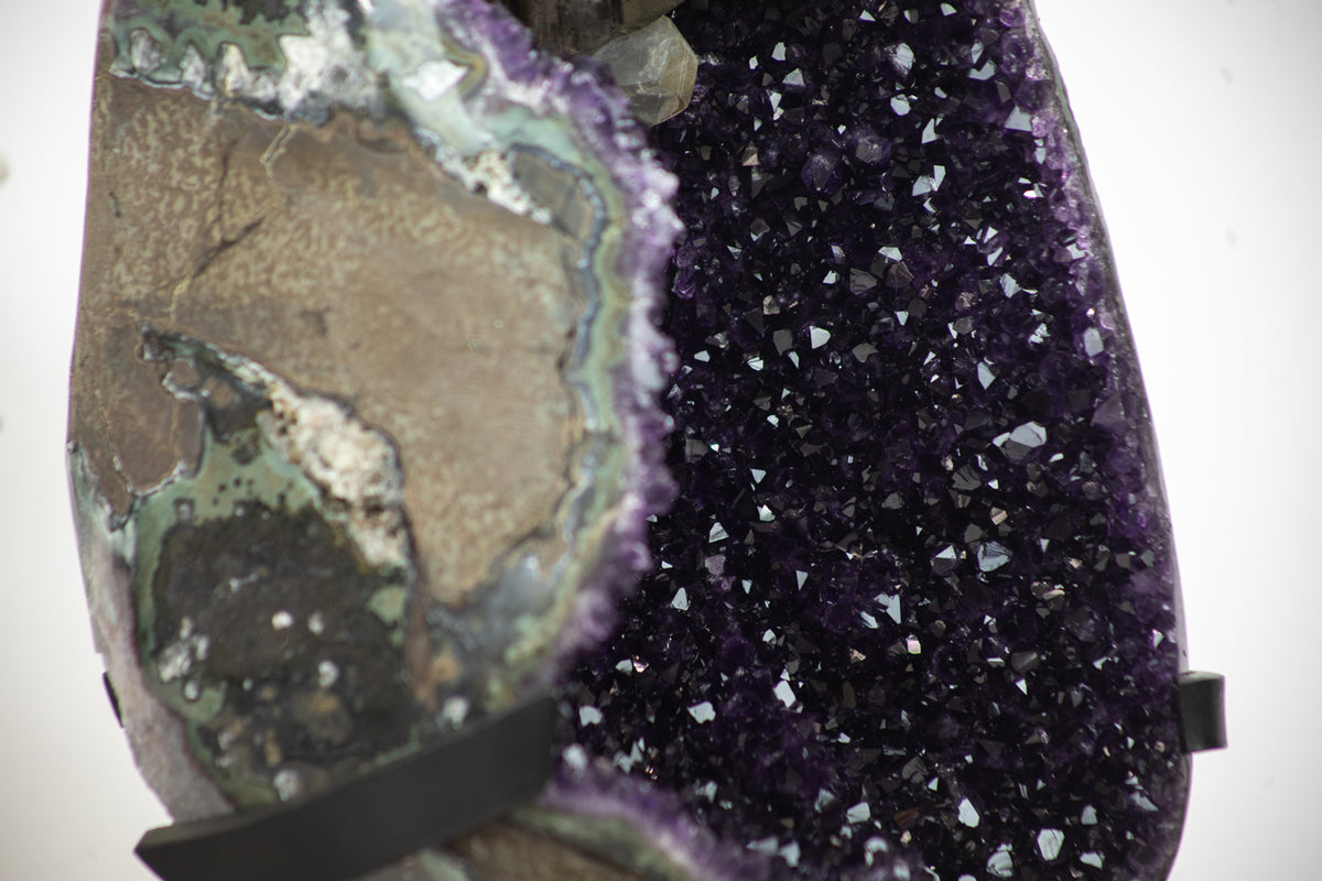 Amethyst-Geode groß mit markanter Kalzit-Einlagerung, in exklusiver Premiumqualität