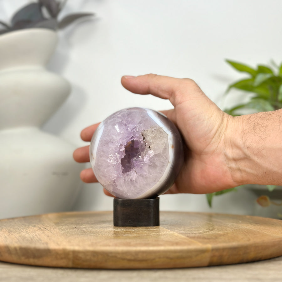 Amethyst-Sphäre mit transparenter Bänderung und klarer Kristallbildung