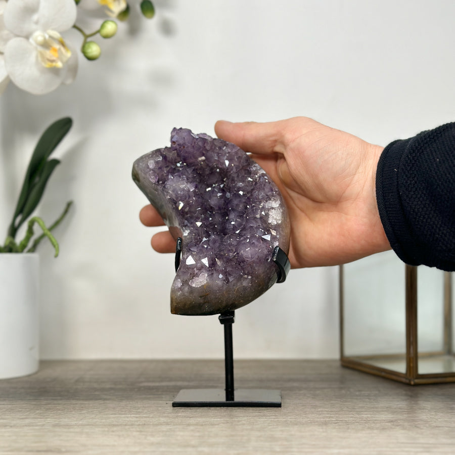 Amethyst-Kristallcluster in Mondform mit dichter Kristallstruktur