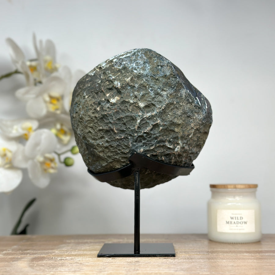 Druzy-Amethyst-Geode mit Quarzschale und tiefvioletter Kristallstruktur