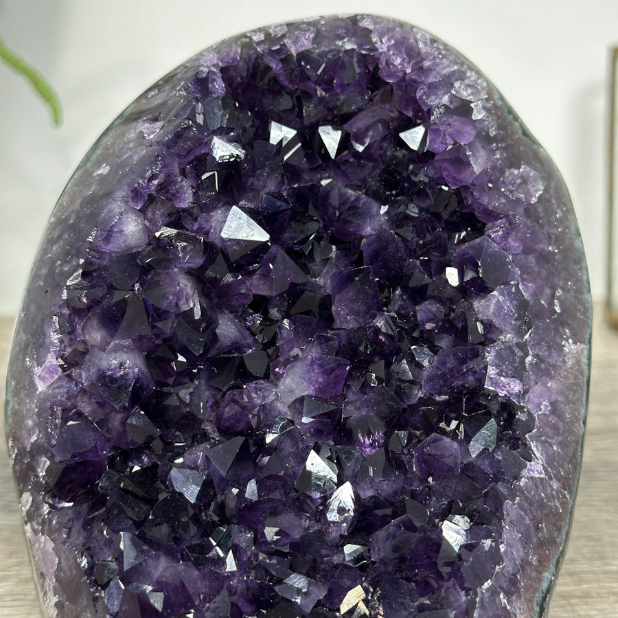 Amethyst-Druse mit großkristalliner, tiefvioletter Kristallstruktur