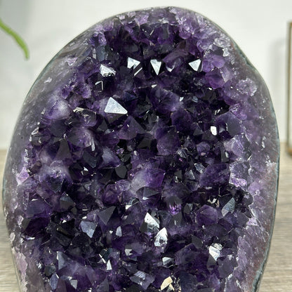 Amethyst-Druse mit großkristalliner, tiefvioletter Kristallstruktur