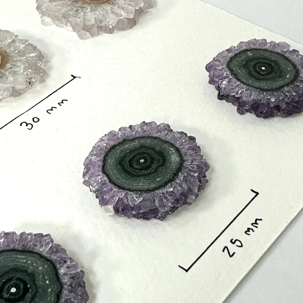 Amethyst-Jaspis-Stalaktiten-Scheiben mit konzentrischer Mineralstruktur