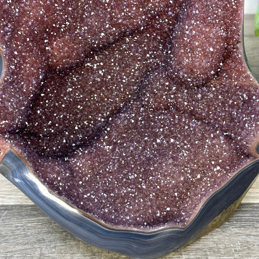 Roter Amethyst als kraftvolles Statement-Stück mit blauer Achat-Bänderung