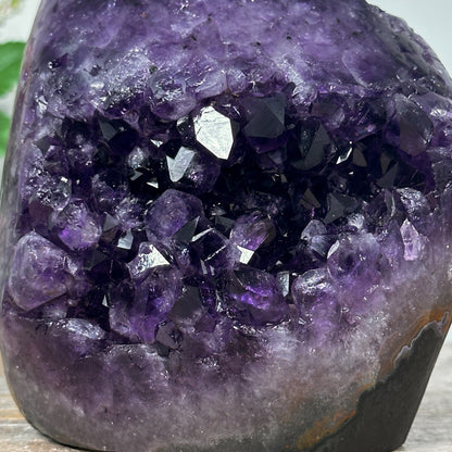 Amethyst-Kathedrale mit tiefviolett schimmernder Kristallzone