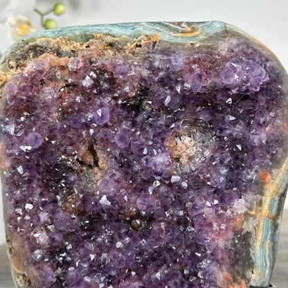 Amethyst-Jaspis-Kristall mit kontrastreicher Mineralstruktur