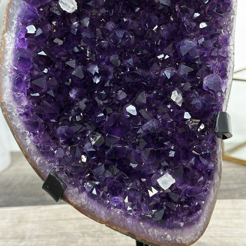 Amethyst-Geode mit gleichmäßig ausgeprägter, tiefvioletter Kristallstruktur