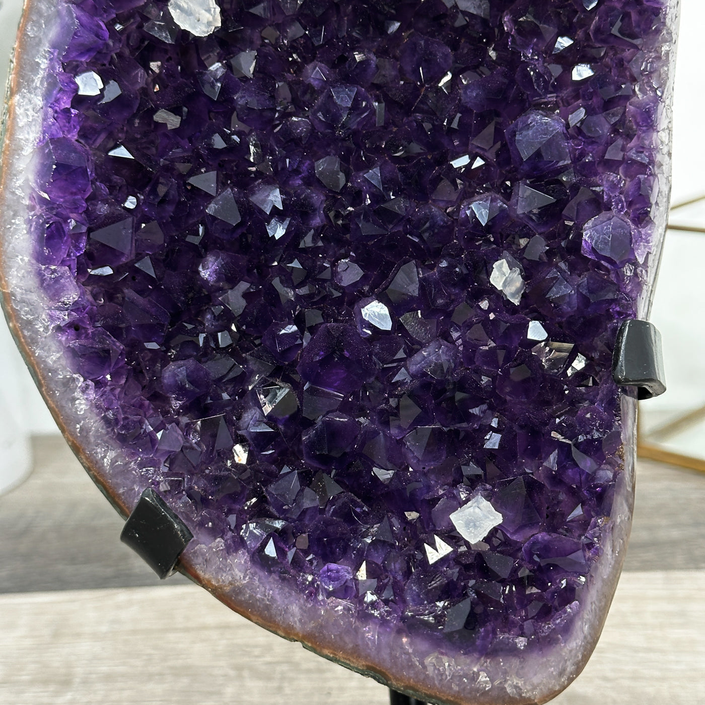 Amethyst-Geode mit gleichmäßig ausgeprägter, tiefvioletter Kristallstruktur