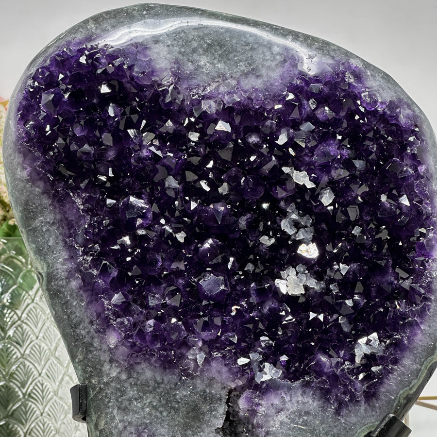 Amethyst-Geode groß mit tiefvioletten Kristallen und plastischer Kalzitformation