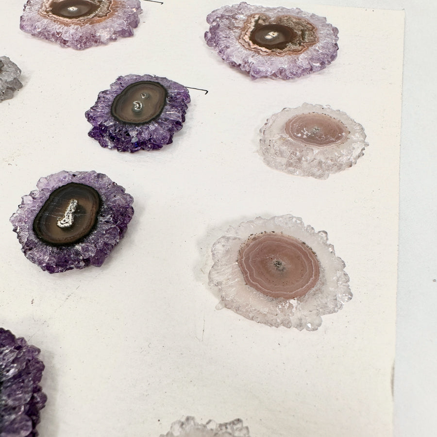 Amethyst-Quarz-Grünjaspis-Stalaktiten-Scheiben mit lebendiger Mineralstruktur