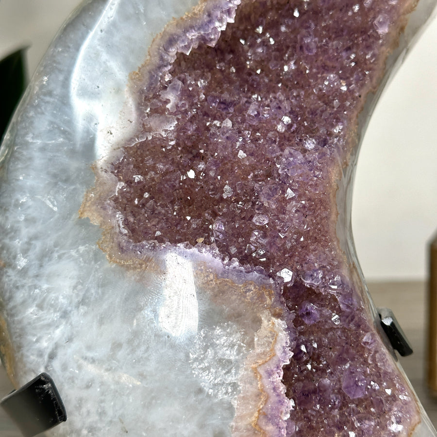 Amethyst-Mond mit weich modellierter, mystischer Oberfläche