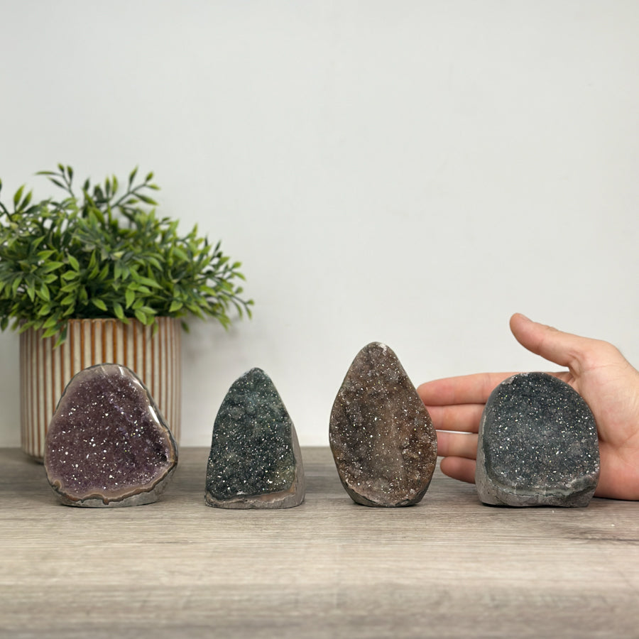 Mineralien-Kathedralen- und Drusen-Set 4-teilig, mit facettenreicher Kristallstruktur
