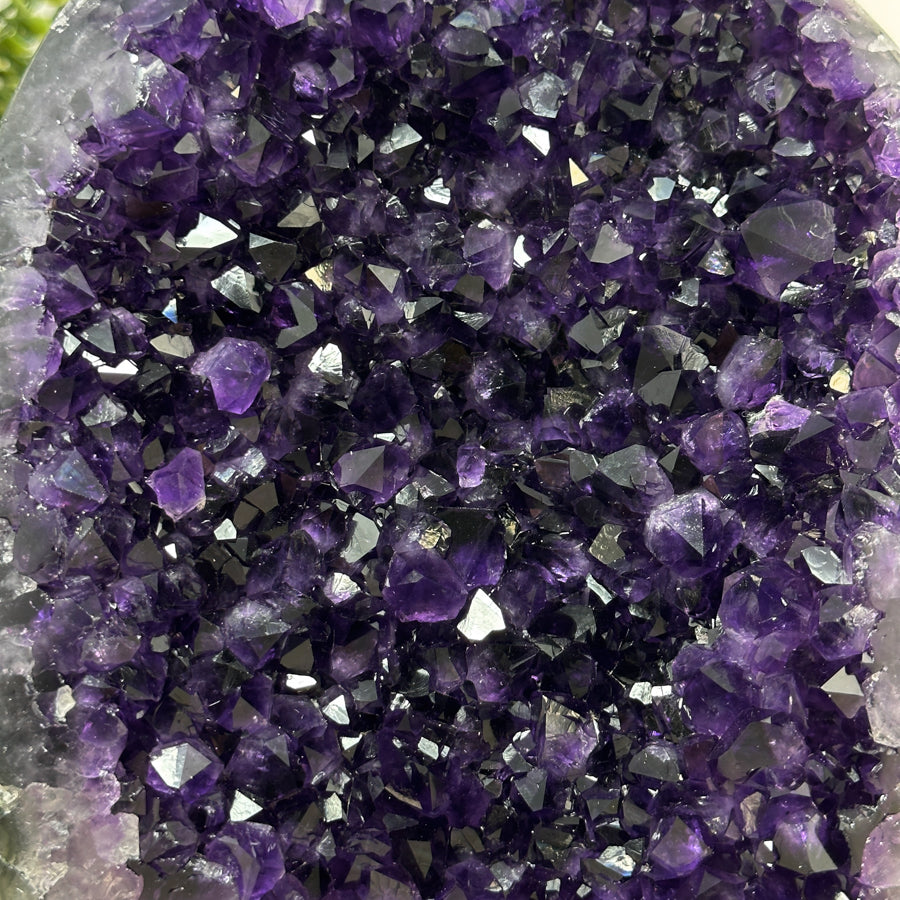 Amethyst-Kathedrale mit tiefviolett schimmernder Kristallarchitektur, in ausgewählter Spitzenqualität