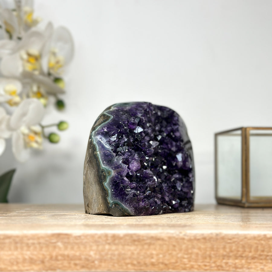 Amethyst-Druse mit polierter Randfläche und klar definierter Kristallstruktur