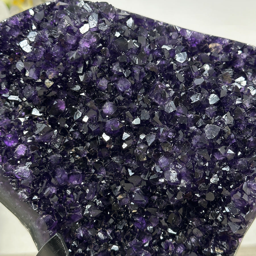 Amethyst-Exemplar mit fein ausgebildeter, abstrakter Spitzenzone