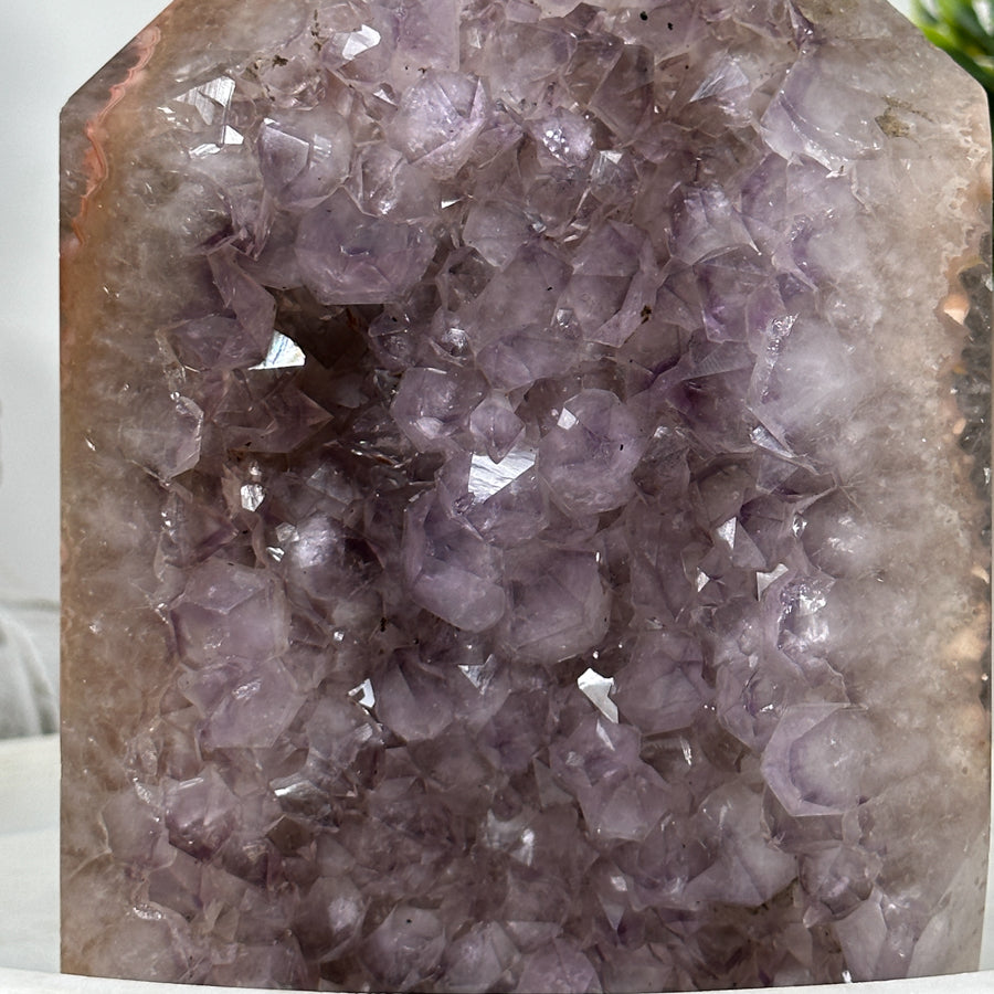 Amethyst-Achat-Obelisk  mit vielschichtiger Kristallstruktur
