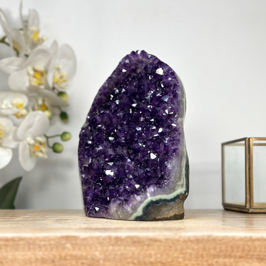 Amethyst-Cluster mit Jaspis-Schale und differenzierter Kristallstruktur