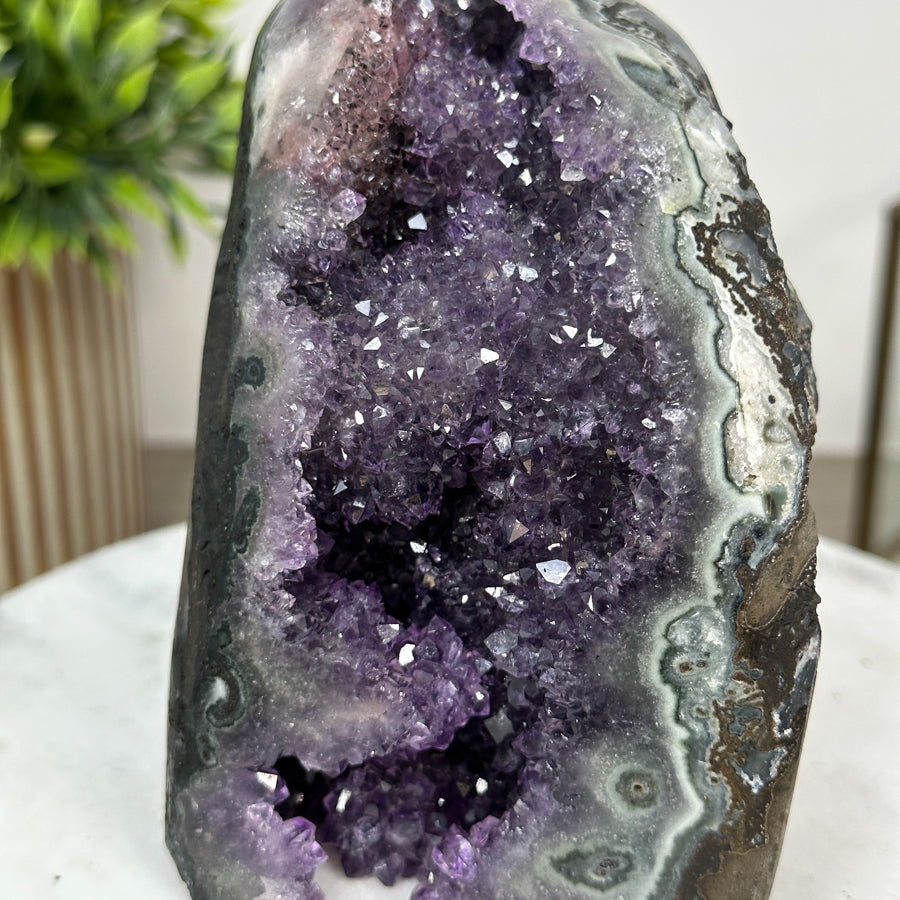 Amethyst-Geode mit gebänderter Jaspis-Struktur und natürlicher Textur