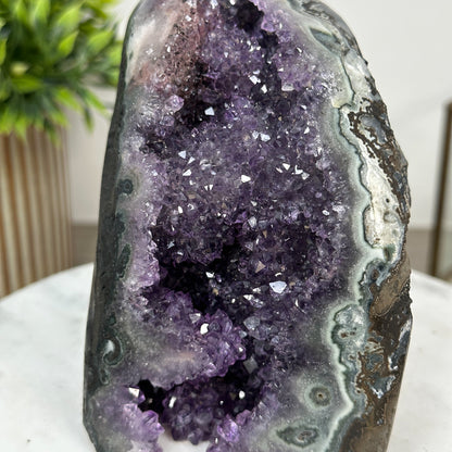 Amethyst-Geode mit gebänderter Jaspis-Struktur und natürlicher Textur