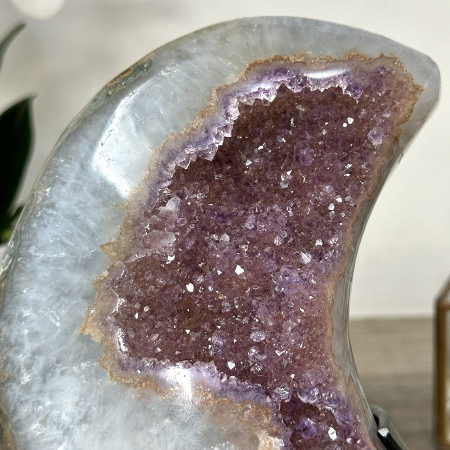 Amethyst-Mond mit weich modellierter, mystischer Oberfläche