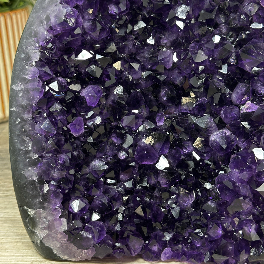 Amethyst-Kathedrale mit tiefviolett schimmernder Kristallarchitektur, in ausgewählter Spitzenqualität