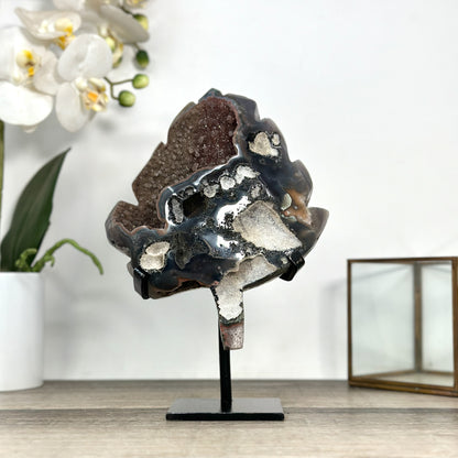 Achat-Geode mit braunen Nuancen und Druzy-Kristallen als Stein-Blatt
