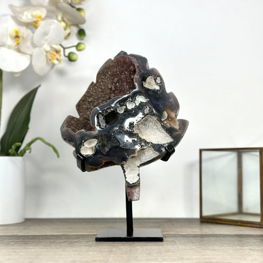 Achat-Geode mit braunen Nuancen und Druzy-Kristallen als Stein-Blatt