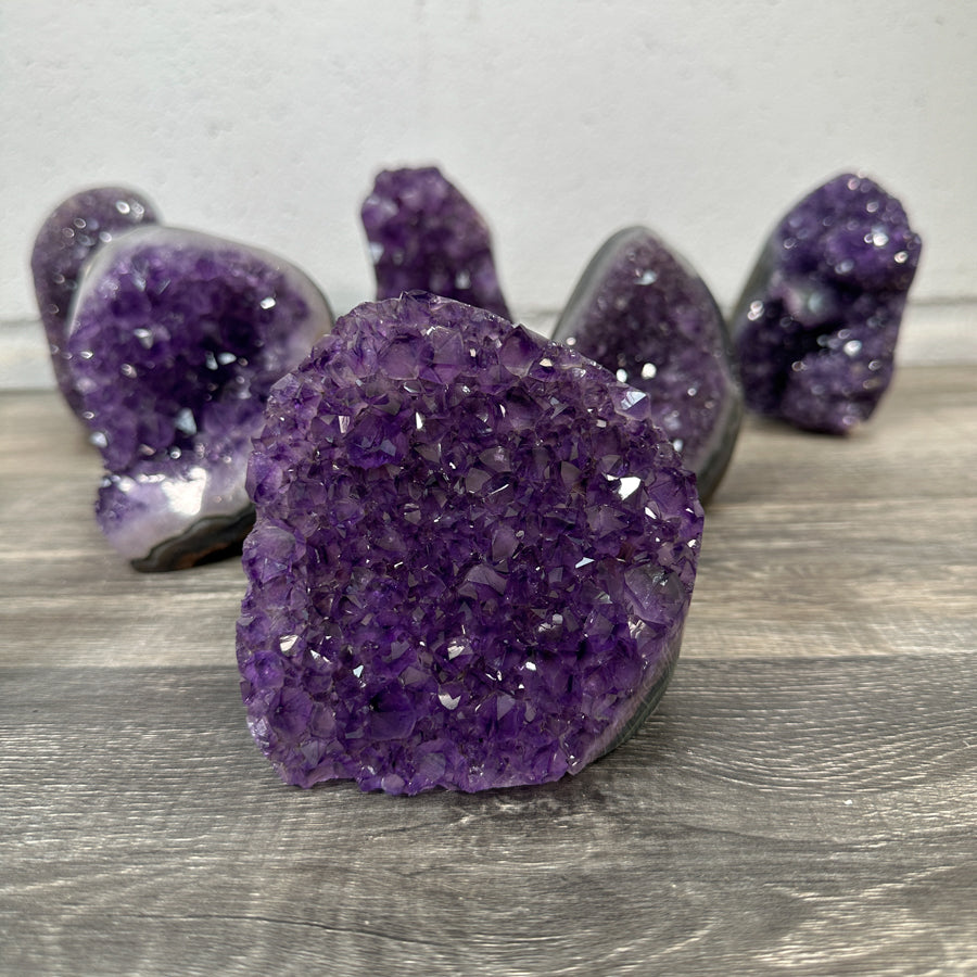 Amethyst-Kathedralen & Drusen-Set 18-teilig, mit dicht gewachsenen, violetten Kristallformationen
