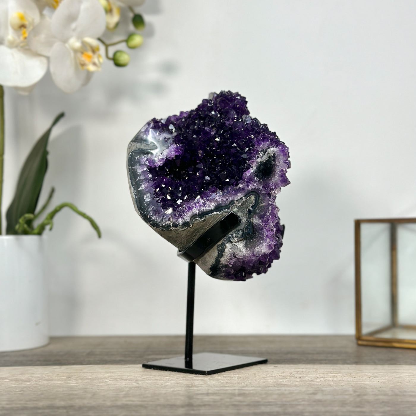 Amethyst-Cluster mit scharf ausgeprägten, tiefvioletten Kristallspitzen