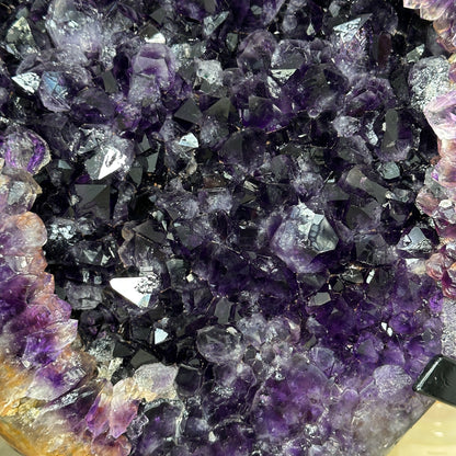 Amethyst-Kristallcluster XL mit massiv gewachsener Kristallstruktur