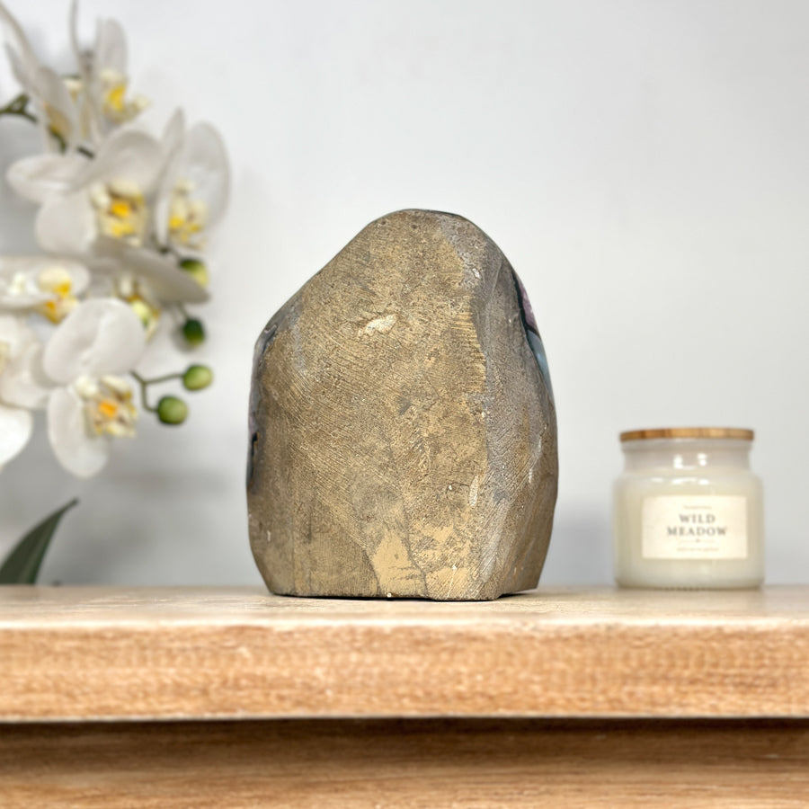 Amethyst-Druse mit stalaktitischer Kristallstruktur und tropfsteinartigen Kristallformationen