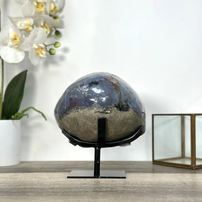 Amethyst-Geode mit Achat-Schale und kompakter Kristallstruktur