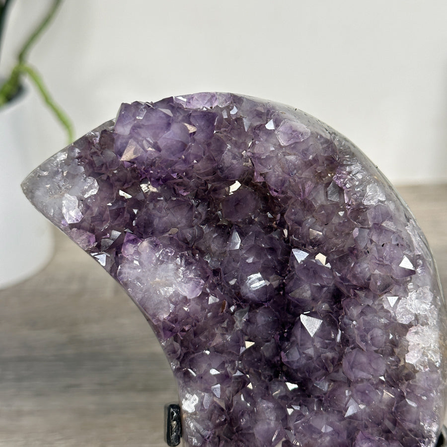 Amethyst-Kristallcluster in Mondform mit dichter Kristallstruktur