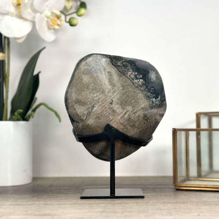Amethyst-Cluster mit facettenreichen, violetten Kristallspitzen