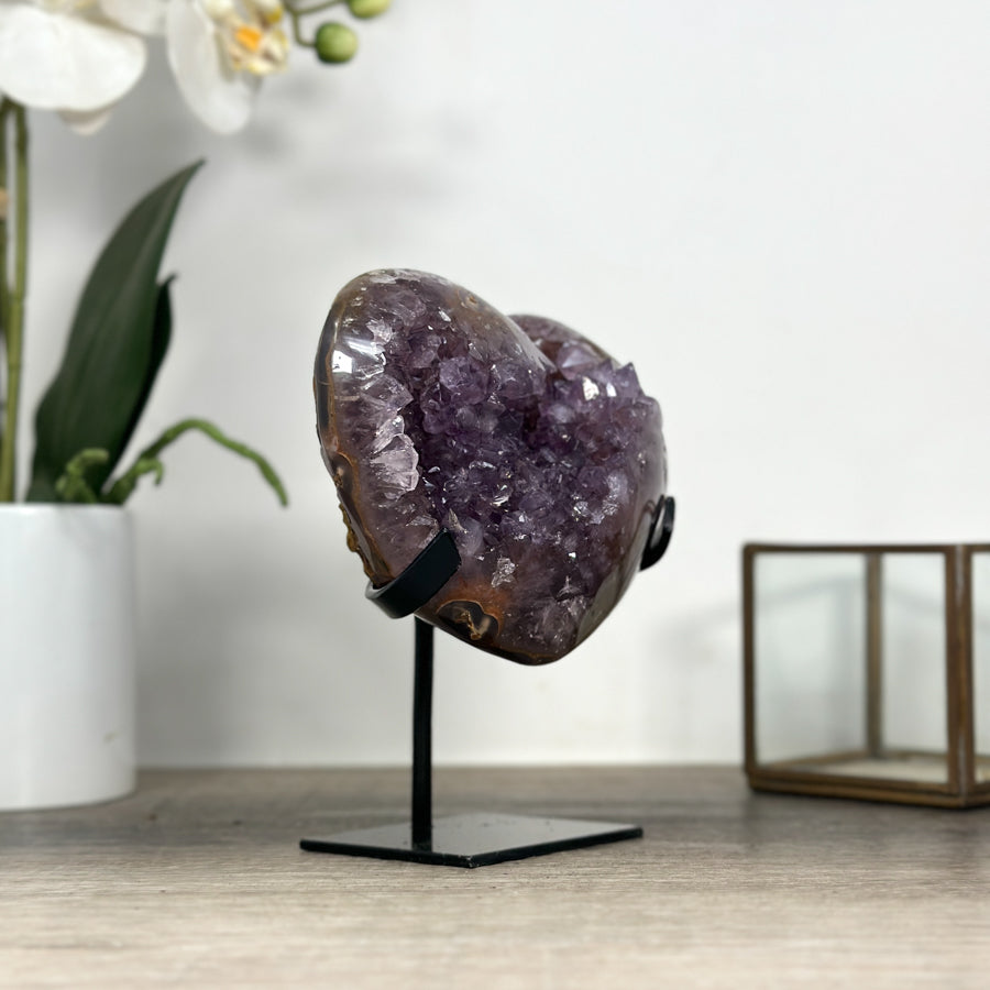 Amethyst-Kristallherz mit purpurn schimmernder Kristallstruktur