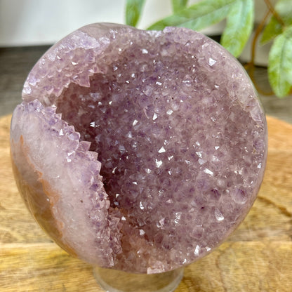 Amethyst-Jaspis-Steinkugel mit kontrastreicher Matrix und Druzy-Oberfläche