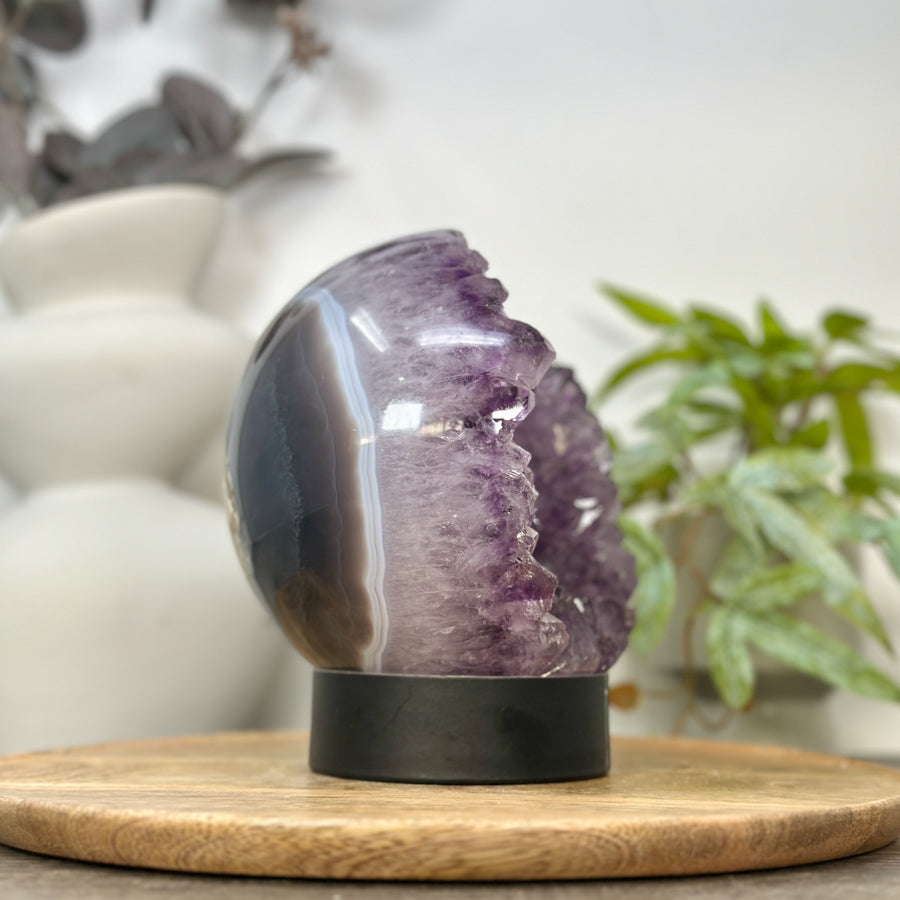 Amethyst-Steinkugel mit harmonischer Kristallstruktur und feiner Druzy-Oberfläche
