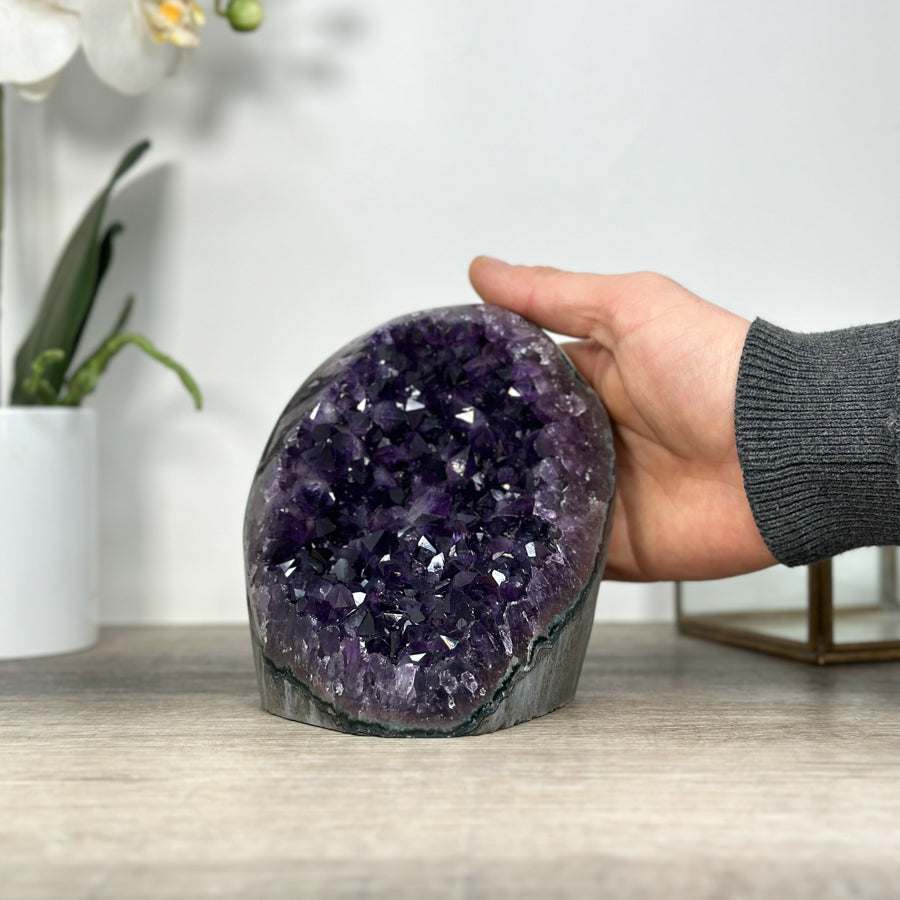 Amethyst-Druse mit großkristalliner, tiefvioletter Kristallstruktur