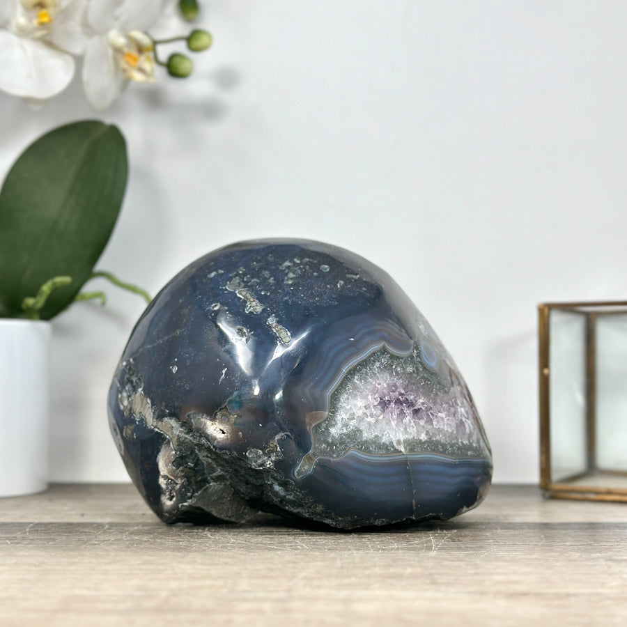 Amethyst-Achat-Geode mit markanter blauer Bänderung