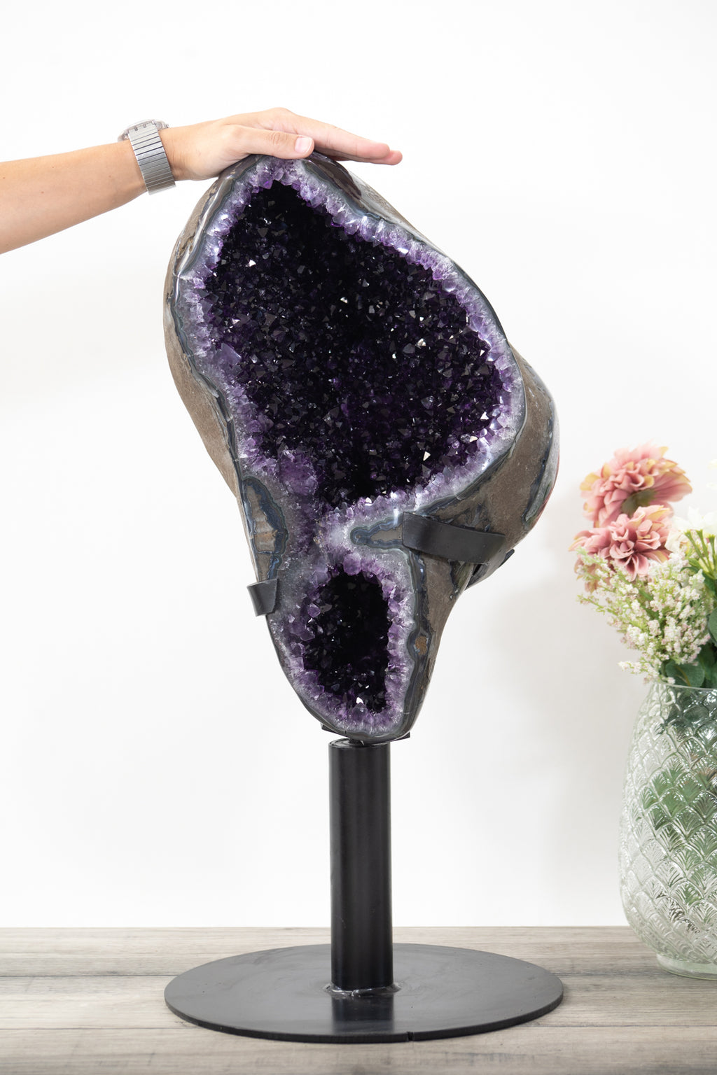 Amethyst-Geode XXL mit weit geöffneter Kristallkammer, in exklusiver Premiumqualität