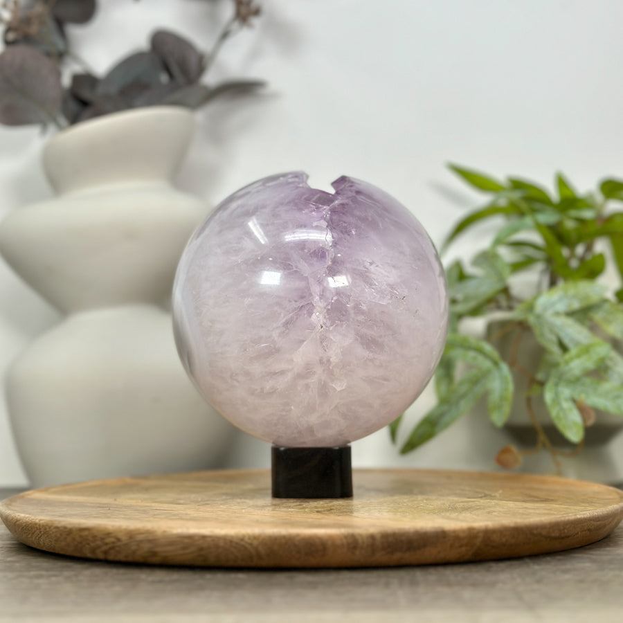 Amethyst-Steinkugel groß mit ausgeprägter Kristallkammer