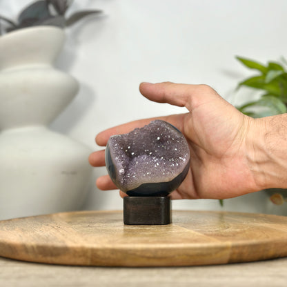 Amethyst-Sphäre mit intensiven violetten Nuancen und Zuckerquarzkristallen