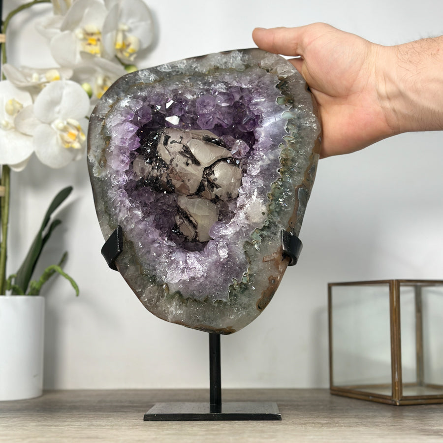 Amethyst-Geode groß mit Quarz-Schale und schwarzer Hämatit-Kalzit-Einlagerung