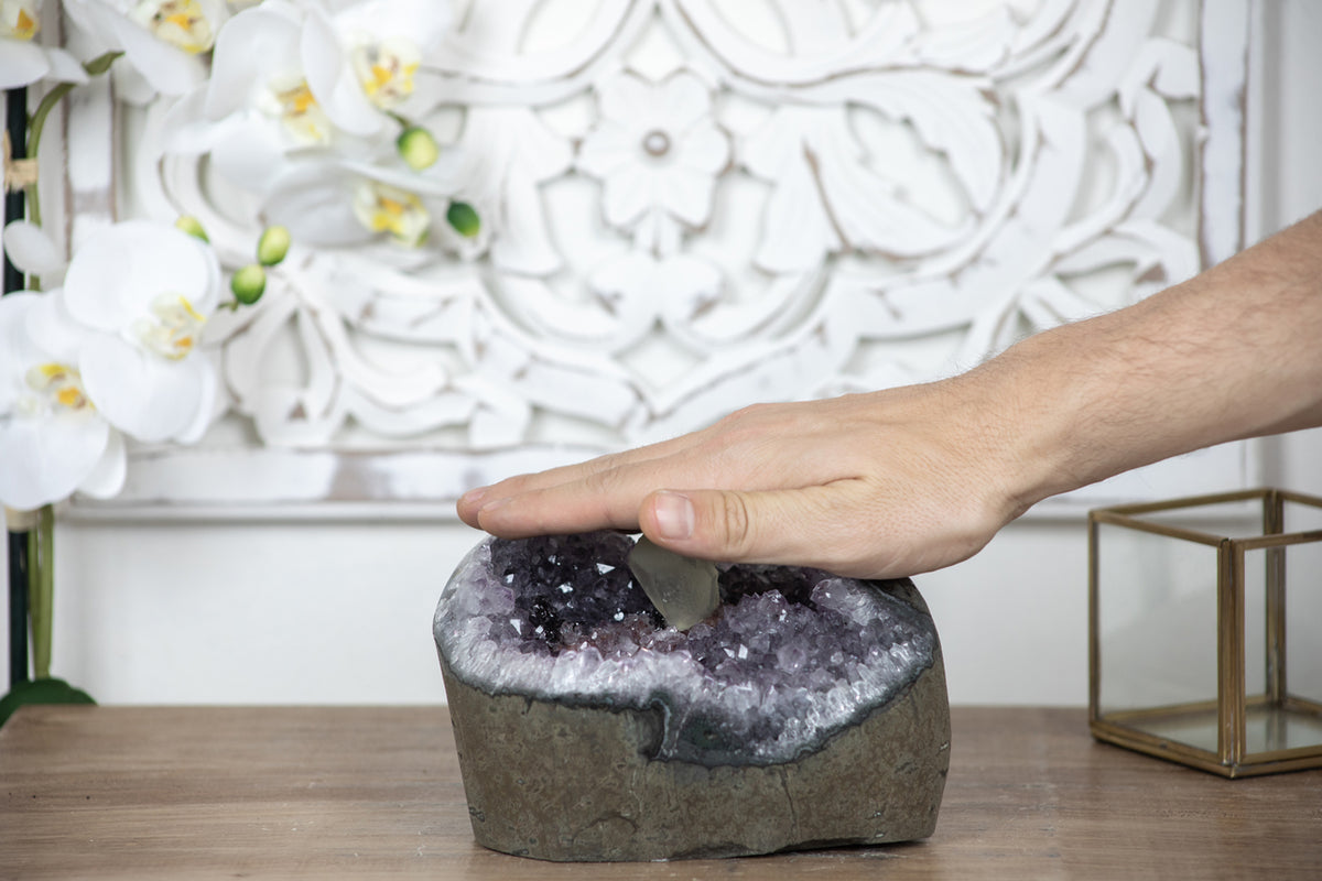 Amethyst-Geode mit wunderschön hervorstechender Kalzit-Kristallbildung