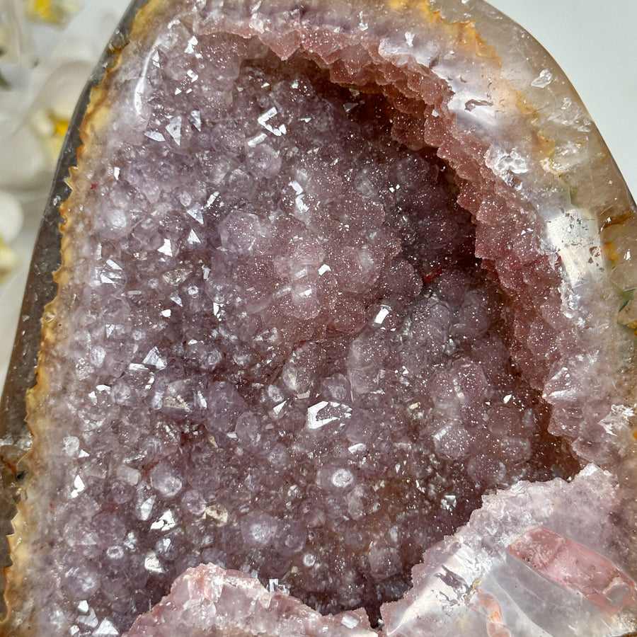 Amethyst-Geode mit wunderschöner, roséfarbener Zucker-Kristallstruktur